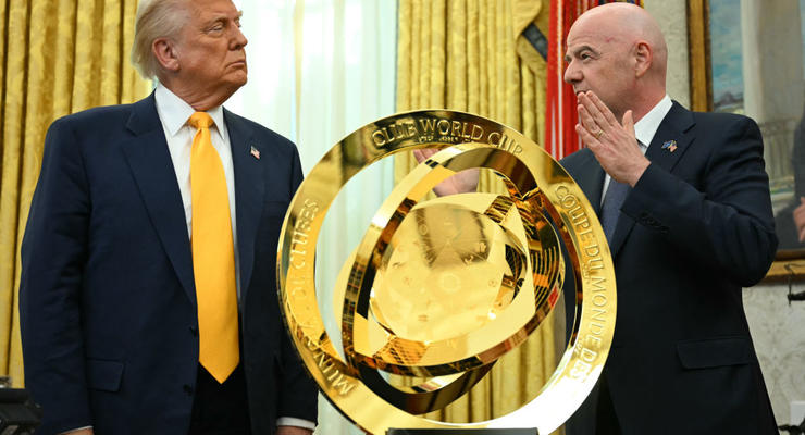 Инфантино представил Трампу трофей клубного чемпионата мира