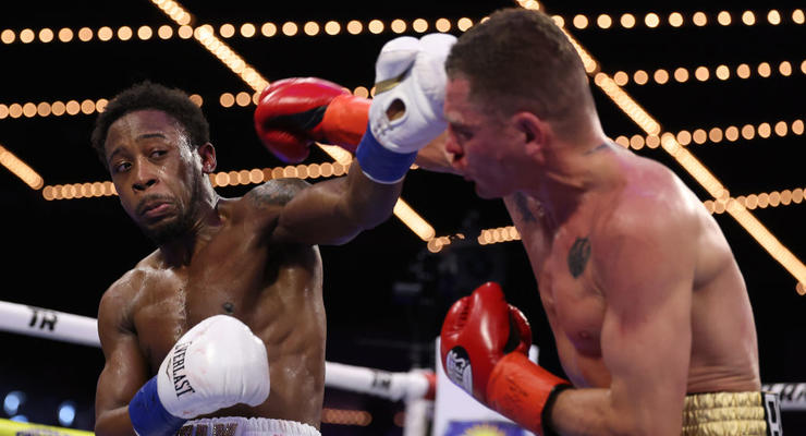 Неудачное взвешивание лишило боксера Дэвиса чемпионского титула WBO