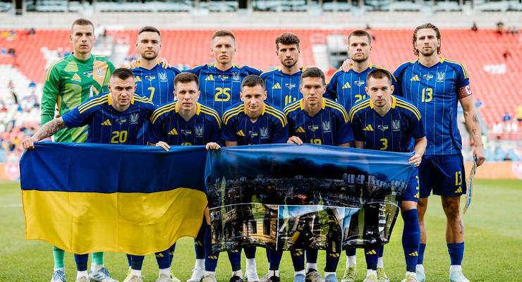 Українські футболісти проти війни: плакат зі зруйнованим Києвом на матчі з Новою Зеландією
