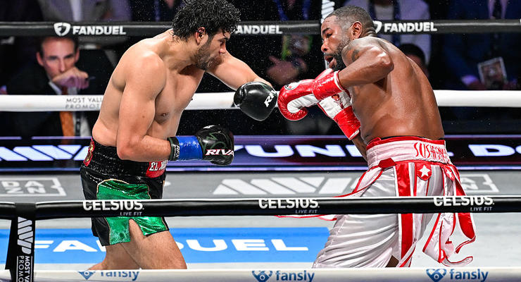 Рамирес успешно защитил титулы WBA и WBO, победив Дортикоса