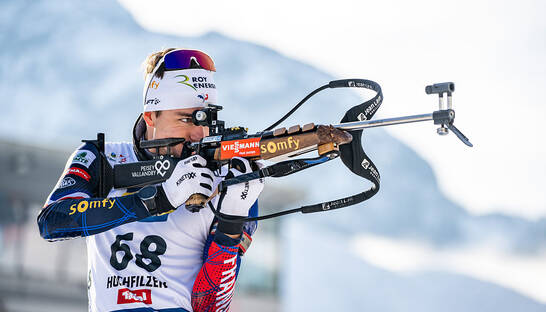 Ерік Перро перемагає в біатлоні: бездоганна стрільба та рекордна швидкість у Хохфільцені