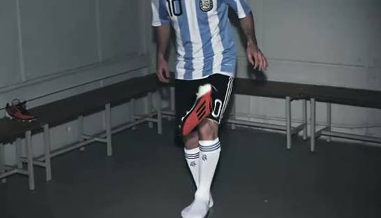 Мастер-класс от Месси. Аргентинец жонглирует бутсой
