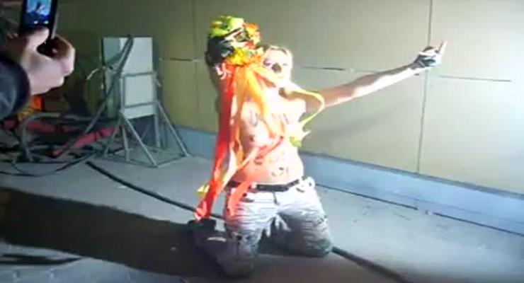 Україна програє. Активистка FEMEN на открытии Арены Львов