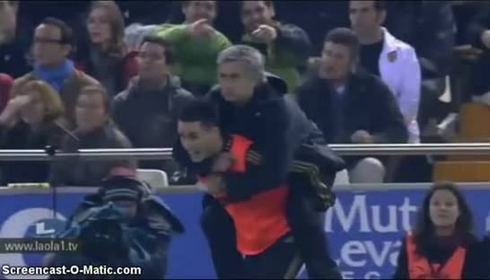 Наездник. Моуриньо прокатился на игроке, отмечая победу над Валенсией