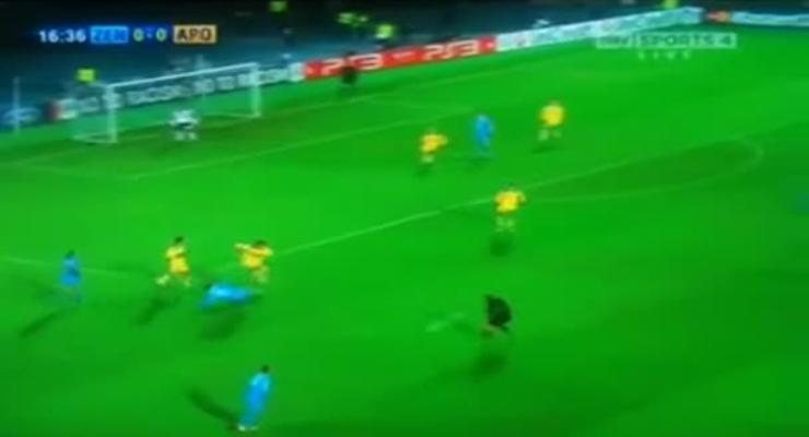 На линии огня. Футболист АПОЭЛа попадает мячом в голову судье