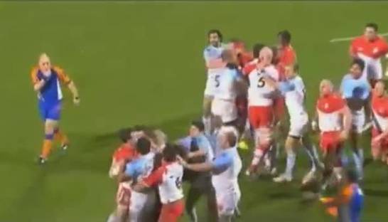 Бой-папа. Отец звезды регби ввязался в массовую драку на поле