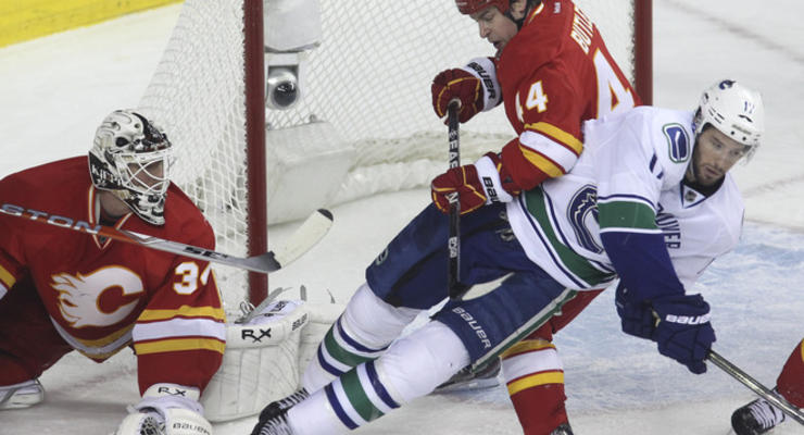 NHL: Монреаль уничтожил Торонто, Калгари смог обыграть Ванкувер только по буллитам