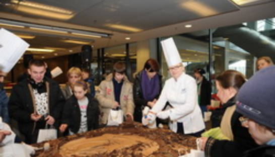 Варшавские дети съели шоколадный макет Национального стадиона