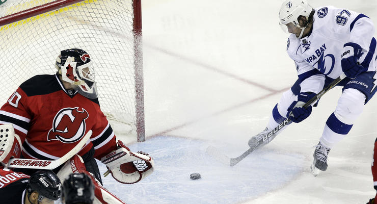 NHL: Шайба Поникаровского не спасла Девилс от поражения в матче с Тампой