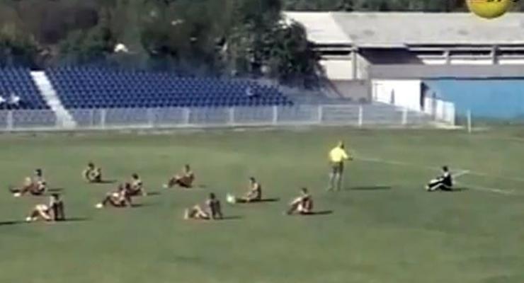 Сербские футболисты устроили сидячую забастовку прямо во время матча