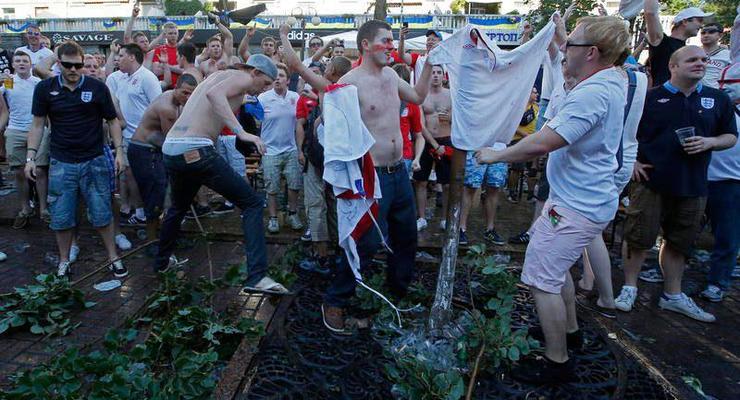 Нашествие варваров. Английские фанаты ломают деревья в сердце Киева
