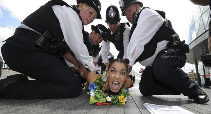 Голые Femen пробрались в Лондон на Олимпиаду