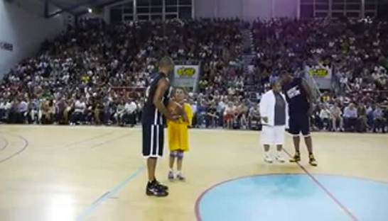 Тони Паркер попадает в кольцо с центра площадки