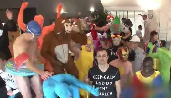 Английская футбольная команда исполняет Harlem Shake