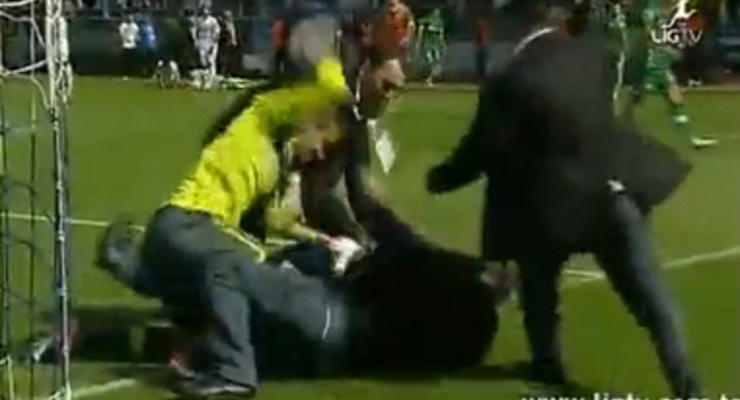 В Турции вратарь избил выбежавшего на поле болельщика (ВИДЕО)