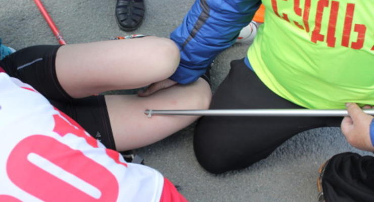 Опасный спорт. 16-летней спортсменке прокололи бедро лыжной палкой (ФОТО)