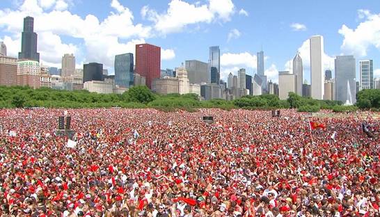 Поздравить Чикаго с завоеванием Кубка Стэнли пришло 2 млн человек (ФОТО)