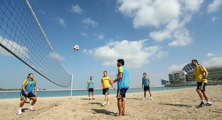 Солнечные будни: Металлист поиграл в футбол на пляже (ФОТО)