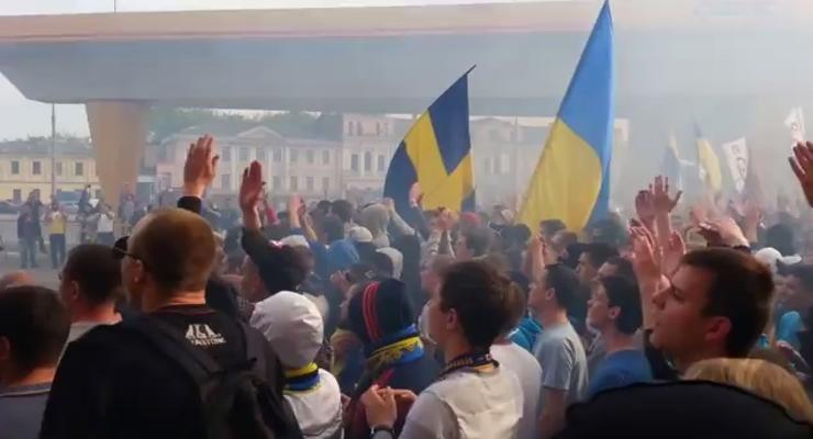 Песни и пляски: Видео марша ультрас Металлиста и Днепра в Харькове