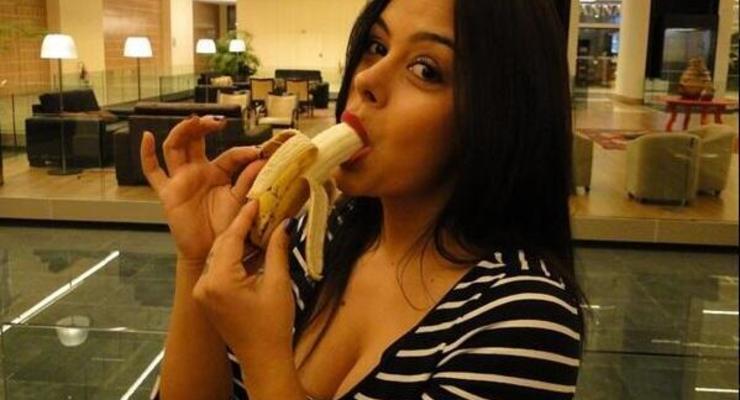 Секс-символ сборной Парагвая Лариса Рикельме поддержала банановую акцию