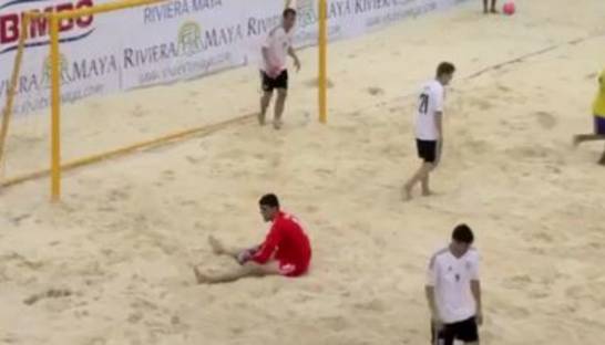 Чудеса жонглирования: Невероятный гол в пляжном футболе