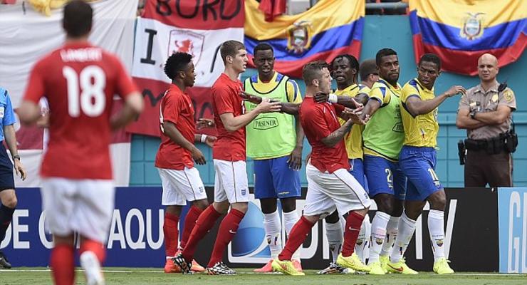 Игроки сборных Англии и Эквадора устроили драку на поле