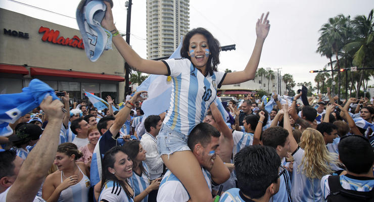 Фотогалерея: Как аргентинские фанатки радовались выходу сборной в финал