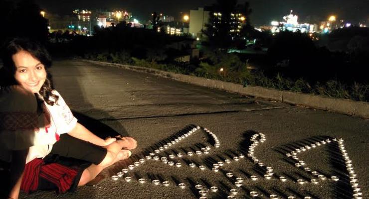 Украинская гимнастка в Чикаго выложила тризуб из свечей (фото)