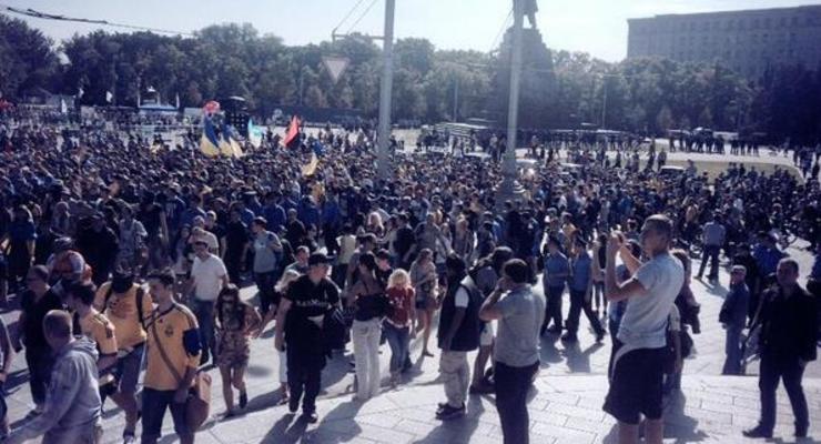 Ультрас Металлиста и Днепра провели марш в поддержку украинской армии