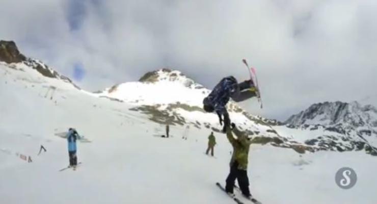 Лыжник во время сальто дал пять своему другу