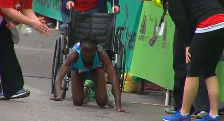 Бегунья из Кении на четвереньках приползла к финишу марафона