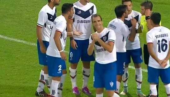 Арбитр спровоцировал скандал, воспользовавшись видеоповтором