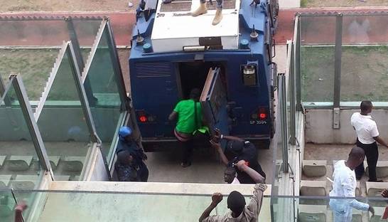 В Африке футболисты покинули матч на броневике, спасаясь от фанатов