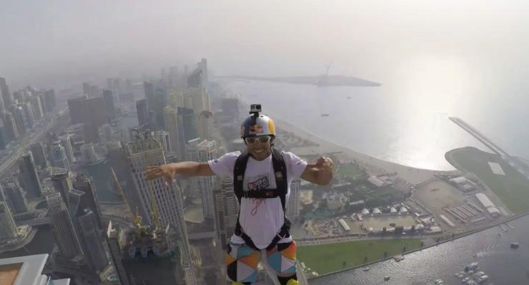 Массовый прыжок парашютистов с крыши самого высокого жилого здания в мире