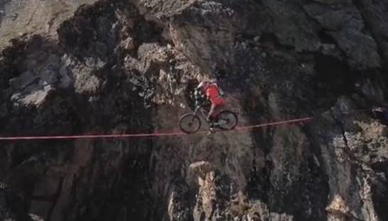 Невероятный баланс: Экстремал проехал по канату на высоте 2700 метров