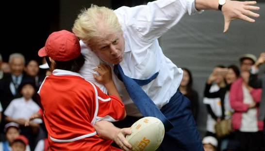 Мэр Лондона на полном ходу снес 10-летнего мальчика в выставочном матче по регби