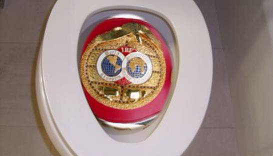 Тайсон Фьюри смыл в унитаз один из поясов, отобранных у Владимира Кличко