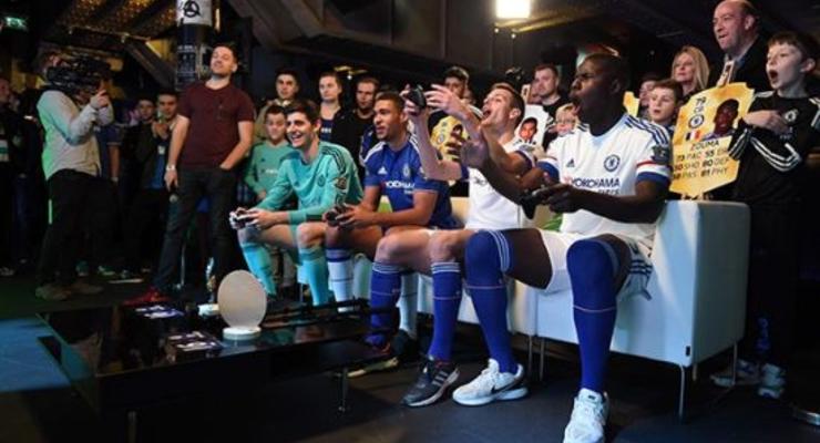 Игроки Челси сразились между собой в футбольный симулятор FIFA 16
