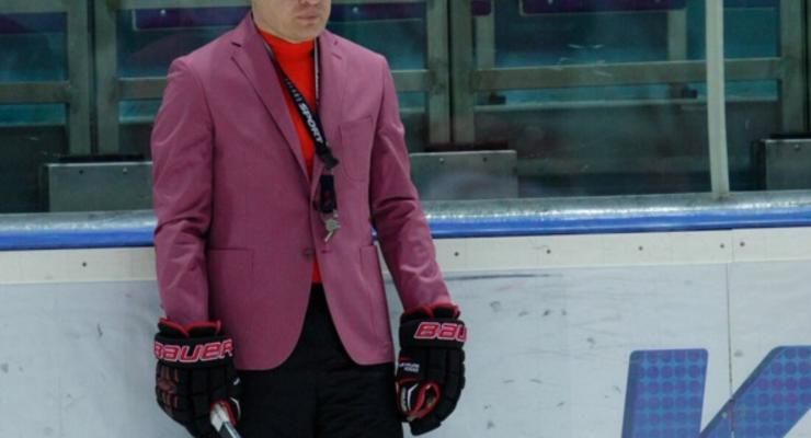 Отомстили: Хоккеисты подарили своему тренеру розовый пиджак