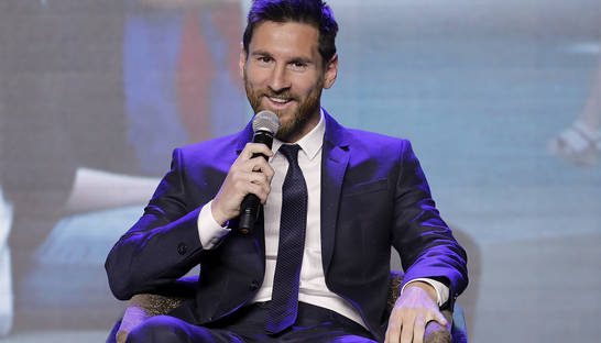 Барселона в честь дня рождения Месси показала, как менялся имидж аргентинца