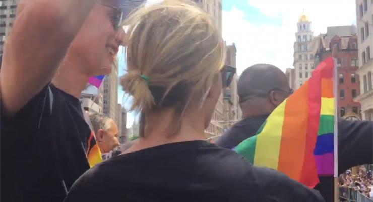 Комиссар НБА и президент Голден Стэйт зажгли на гей-параде в Нью-Йорке