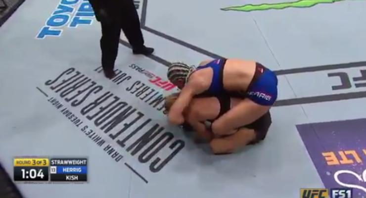 Боец UFC обкакалась прямо на ринге во время схватки