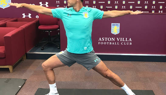 Терри занялся йогой посреди зала для пресс-конференций