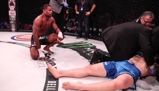 Дебютант UFC коленом отправил соперника в брутальный нокаут