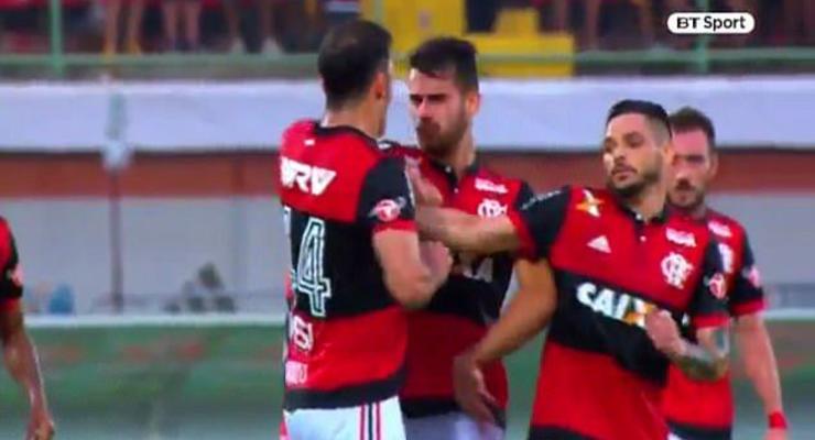 Игрок, празднуя гол, показал средний палец партнеру, которого до этого чуть не избил