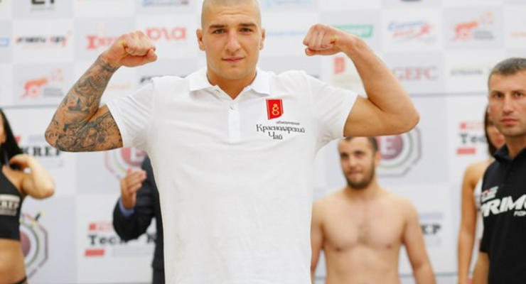 Непобежденный украинец Амосов подписал контракт с Bellator
