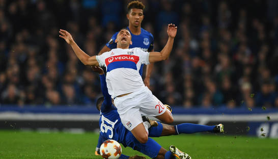 Защитник Лиона ударил судью по лицу и избежал удаления