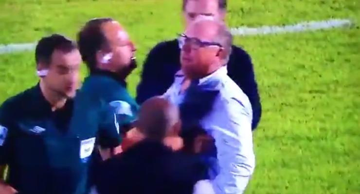 Уругвайский тренер симулировал травму после конфликта с арбитром