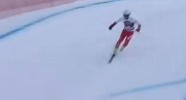 Горнолыжник потерял на старте лыжу, но сумел добраться до финиша