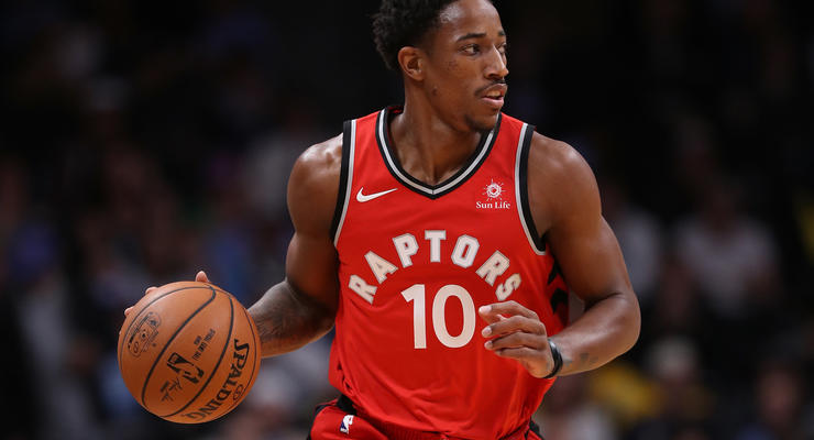 ДеРозан и Карри признаны лучшими игроками января в НБА